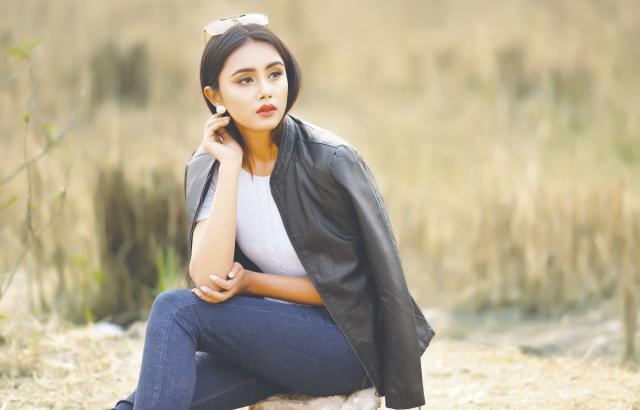 িজনসের সঙ্গে জ্যাকেট পরতে পারেন অনায়ােস