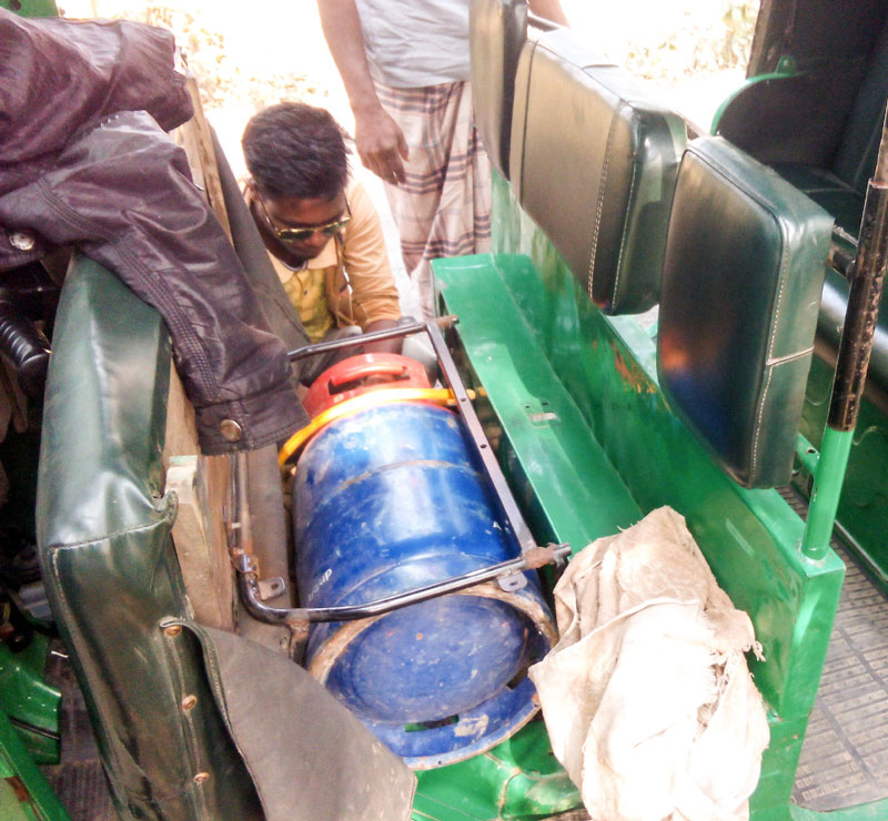 রাণীনগরে এলপিজি গ্যাস সিলিন্ডার ব্যবহার করে রাস্তায় দাপিয়ে চলছে ৩ শতাধীক অটোরিক্সা ॥ যে কোন মুহুর্তে ঘটতে পারে দূর্ঘটনা 