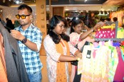 বগুড়ায় শেষ সময়ে জমে উঠেছে অভিজাত বিপনীগুলোতে ঈদের কেনাকেটা