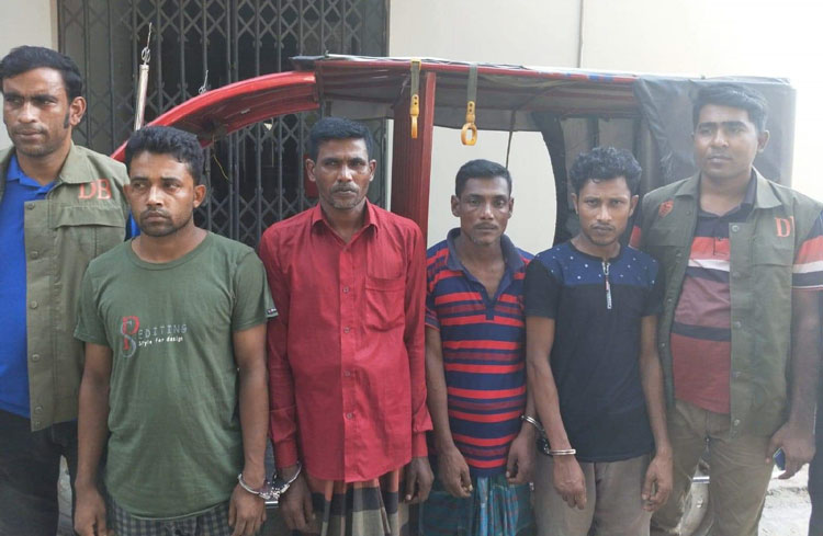 বগুড়ায় ছিনতাইয়ের ৪ ঘণ্টা পর ইজিবাইক উদ্ধারঃ ডিবির অভিযানে গ্রেফতার ৪