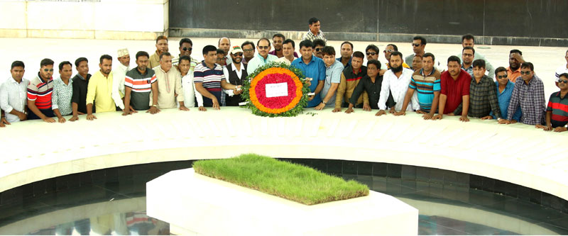 শহীদ জিয়ার মাজারে বগুড়া জেলা যুবদলের নব গঠিত আহবায়ক কমিটির নেতৃবৃন্দ