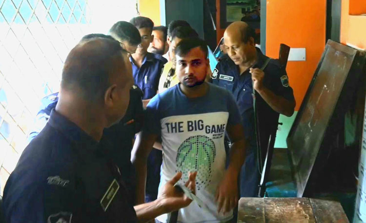 জয়পুরহাটে তৃতীয় শ্রেণীর ছাত্রীকে ধর্ষন চেষ্টার অভিযোগে স্কুলের দপ্তরী আটক