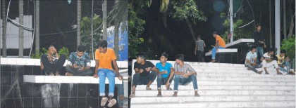 সন্ধ্যা হলেই বদলে যায় বগুড়ার শহীদ মিনারের চিত্র!