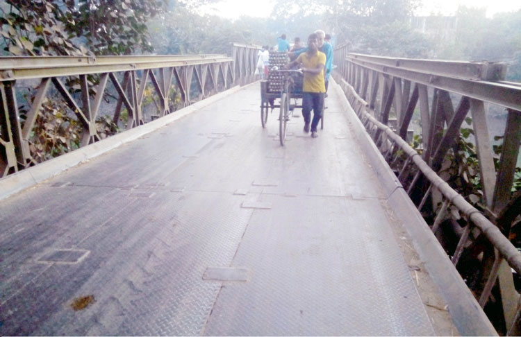 সাঘাটা-গাইবান্ধা সড়কে জোড়া তালির ব্রীজ