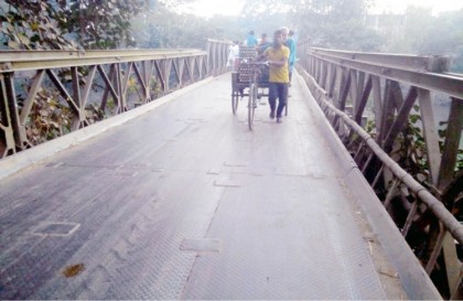 সাঘাটা-গাইবান্ধা সড়কে জোড়া তালির ব্রীজ