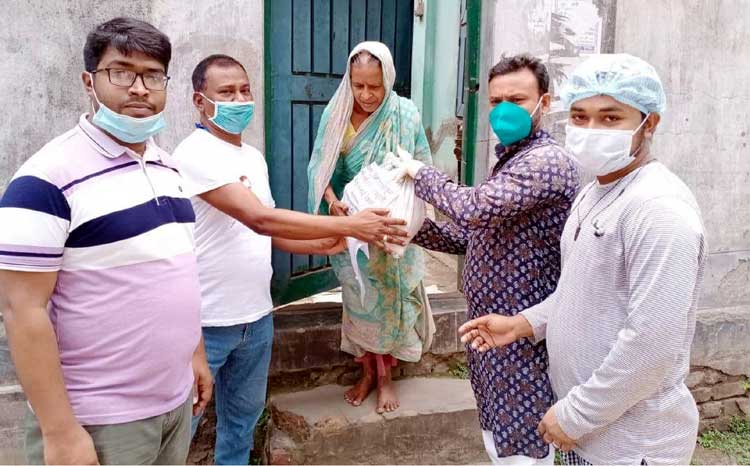 বগুড়া শহরের চেলোপাড়ায় খাদ্যসামগ্রী 
বিতরণ করলেন আ’লীগ নেতা জুয়েল