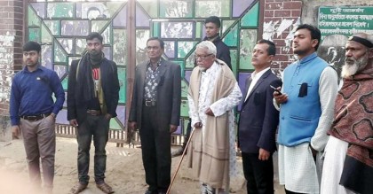 কলেজ গেট বন্ধ, শ্রদ্ধা জানাতে না পেরে কাঁদলেন ভাষাসৈনিক

