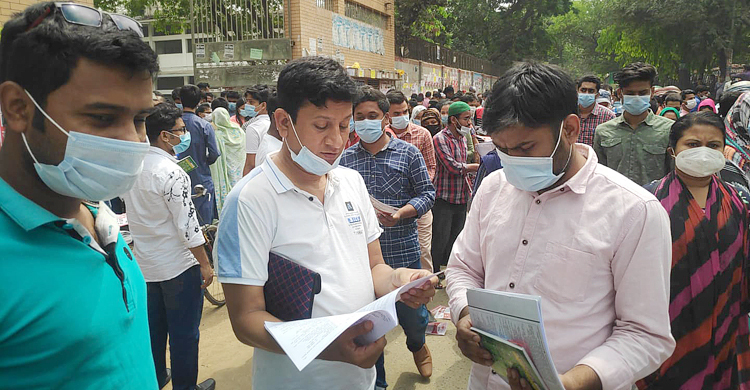 বিসিএস প্রিলি দিয়ে কারও মুখে হাসি, কারও মন খারাপ
