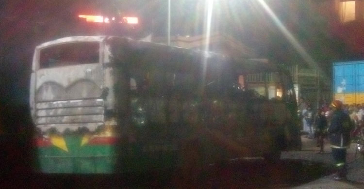 যাত্রাবাড়ীতে রাইদা পরিবহনের বাসে আগুন
