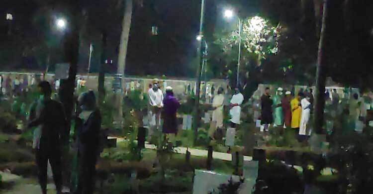 আজিমপুর কবরস্থানে ‘নো মাস্ক নো এন্ট্রি’

