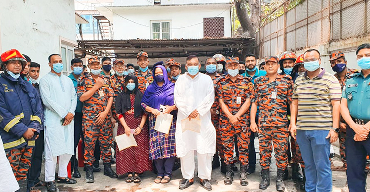 আগুন নেভানোর প্রশিক্ষণ নিলেন স্বরাষ্ট্রমন্ত্রী
