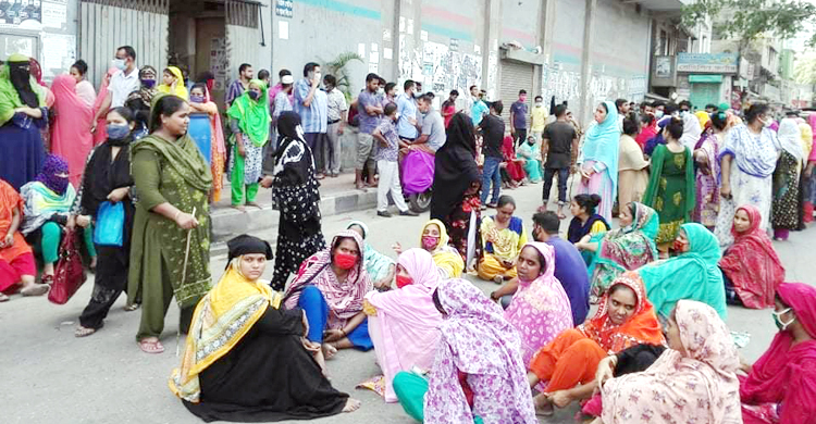 কমলাপুরে বেতন-বোনাসের দাবিতে গার্মেন্টস শ্রমিকদের সড়ক অবরোধ
