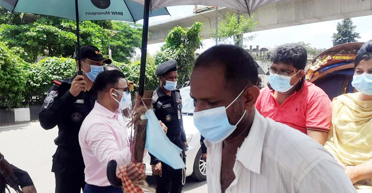 বিধিনিষেধ বাস্তবায়নে শাহবাগে র‍্যাবের অভিযান
