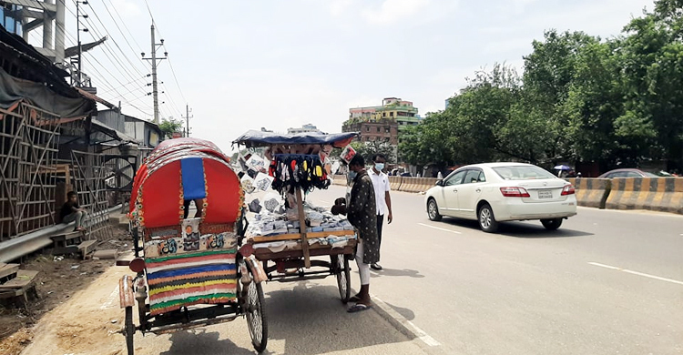 জীবিকার প্রয়োজনে তারা রাস্তায়
