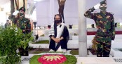 ১৫ আগস্ট নিহত স্বজনদের সমাধিতে প্রধানমন্ত্রীর শ্রদ্ধা
