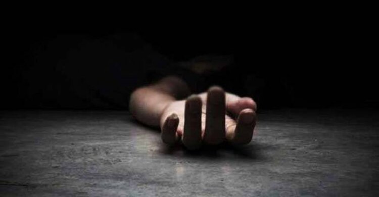 বাসায় দুর্গন্ধের উৎস খুঁজতে গিয়ে মিললো চিকিৎসকের মরদেহ
