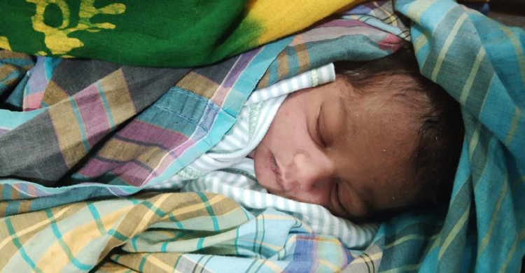 নারায়ণগঞ্জে ময়লার স্তূপ থেকে জীবিত নবজাতক উদ্ধার
