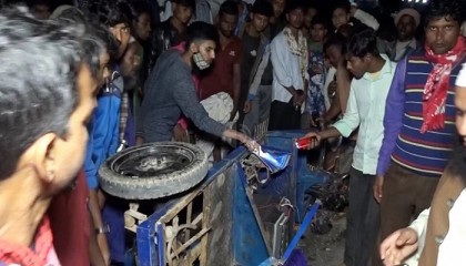 সড়কে একই পরিবারের তিনজনসহ ৫ মৃত্যু
