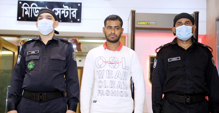 র‌্যাবের পোশাকে টিকটক করে শতাধিক নারীর সঙ্গে রাজের অনৈতিক সম্পর্ক
