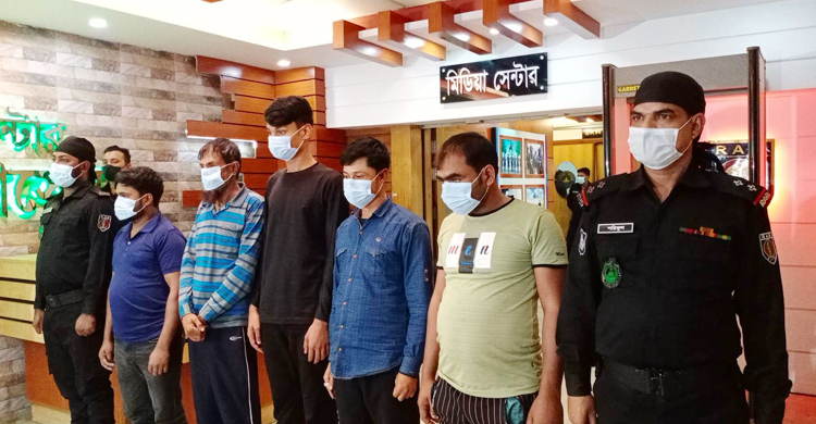 নম্বর প্লেট বদলে চুরি করা ট্রাক নিয়ে ডাকাতি করতো তারা
