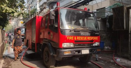 ধানমন্ডির মীনা বাজারে অগ্নিকাণ্ড
