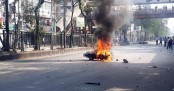 কমলাপুরে রাস্তায় দুই মোটরসাইকেলে আগুন
