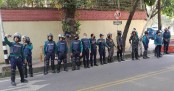 খালেদা জিয়ার বাসার সামনে সতর্ক অবস্থানে পুলিশ
