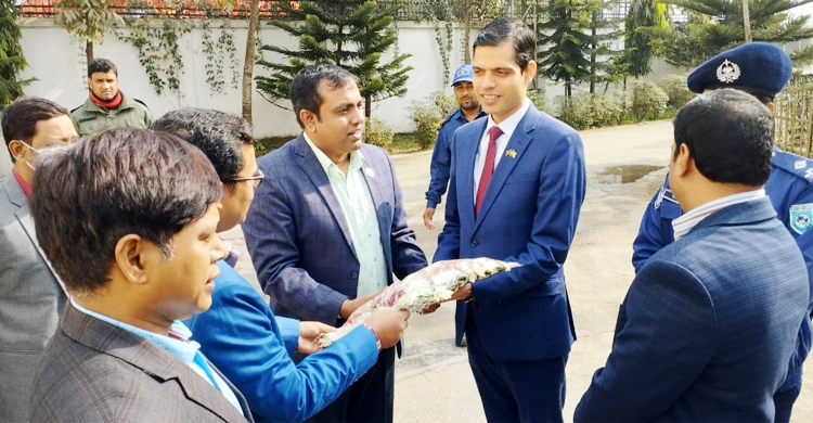 বুড়িমারী স্থলবন্দর পরিদর্শনে নেপালের রাষ্ট্রদূত
