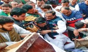 বক্তব্য চলাকালে মঞ্চ ভেঙে মাটিতে ওবায়দুল কাদের
