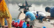 ভিড় এড়াতে ১০ টাকায় অজু, কাগজের জায়নামাজ
