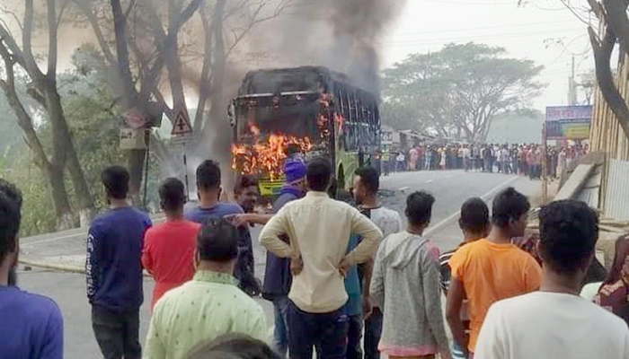 ফরিদপুরে বাসচাপায় মোটরসাইকেলের ৩ আরোহী নিহত
