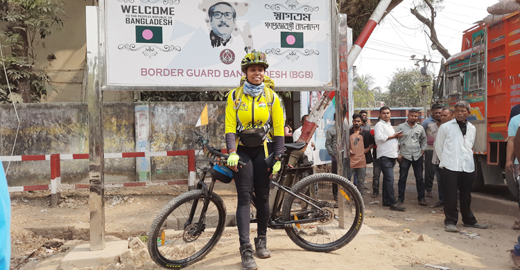 সাইকেলে তিন দেশ ঘুরে ভারতীয় তরুণী এখন বাংলাদেশে
