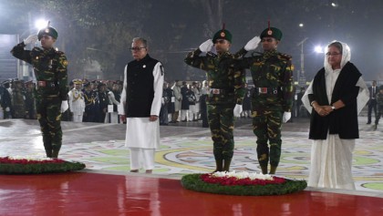 শহীদ মিনারে রাষ্ট্রপতি-প্রধানমন্ত্রীর শ্রদ্ধা
