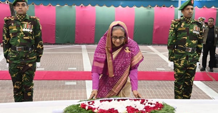 টুঙ্গিপাড়ায় বঙ্গবন্ধুর সমাধিতে প্রধানমন্ত্রীর শ্রদ্ধা
