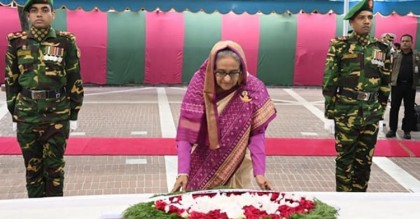 টুঙ্গিপাড়ায় বঙ্গবন্ধুর সমাধিতে প্রধানমন্ত্রীর শ্রদ্ধা
