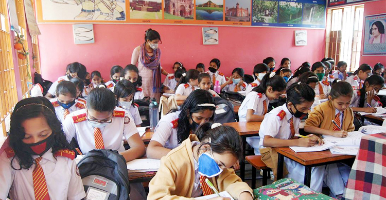 করোনায় দৈনিক পড়াশোনা কমেছে চার ঘণ্টা, ঝরে পড়ায় শীর্ষে ছেলেরা

