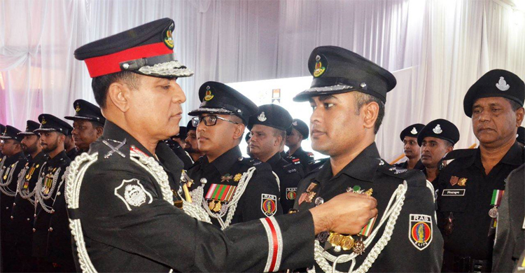 বীরত্বপূর্ণ-সেবামূলক কাজের স্বীকৃতি পেলেন ৮৫ র‍্যাব সদস্য

