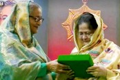 স্বাধীনতা পুরস্কার তুলে দিলেন প্রধানমন্ত্রী
