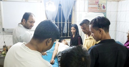 দোকানের সামনে টেম্পু রাখা নিয়ে বিতণ্ডার জেরে চারজনকে কুপিয়ে জখম
