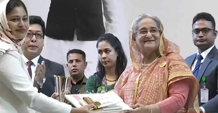 বঙ্গবন্ধু জনপ্রশাসন পদক পেলেন ২৮ কর্মকর্তা ও ২ দপ্তর
