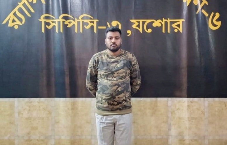 বগুড়ায় র‍্যাব পরিচয়ে ছাত্রাবাস থেকে 
শিক্ষার্থী অপহরণের মূলহোতা গ্রেপ্তার
