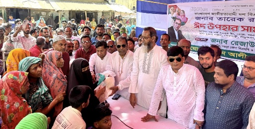 বগুড়ায় দেড় হাজার মানুষ পেলেন
তারেক রহমানের ঈদ উপহার