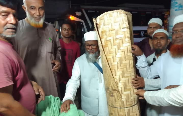 বিরামপুরে অগ্নিকাণ্ডে নিঃস্ব সনাতন পরিবার, পাশে দাঁড়াল জামায়াতে ইসলামী ও স্থানীয় মুসলিম সম্প্রদায়
