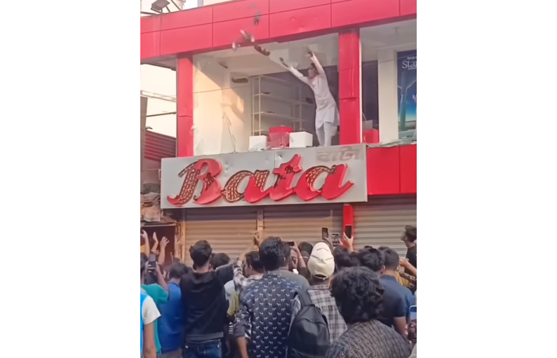 বগুড়ায় তৌহিদি জনতার মিছিল থেকে বাটার শো-রুমে হামলা ও ভাঙচুর