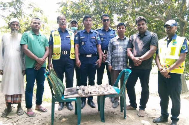 সিরাজগঞ্জে জুলাই বিপ্লবের সময়ের ১২টি পরিত্যাক্ত টিয়ারশেল উদ্ধার