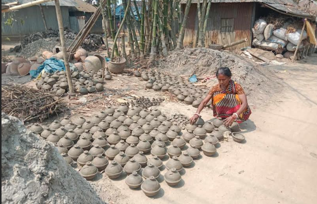 বাংলা নববর্ষ উপলক্ষে বীরগঞ্জে মাটির খেলনা ও তৈজসপত্র তৈরিতে ব্যস্ত মৃৎশিল্পীরা