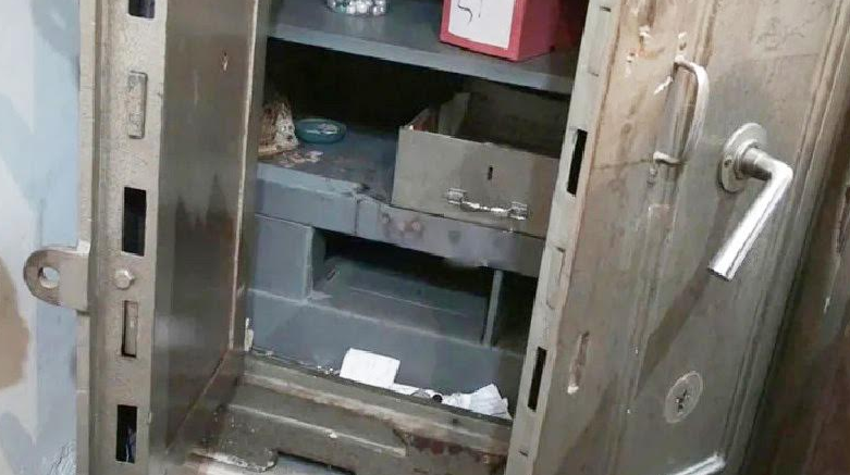 আটঘরিয়ায় ব্যাংক ম্যানেজারের বাসায় প্রকাশ্যে দিবালোকে দুর্ধর্ষ চুরি, ক্ষতি প্রায় ৩০ লাখ টাকা