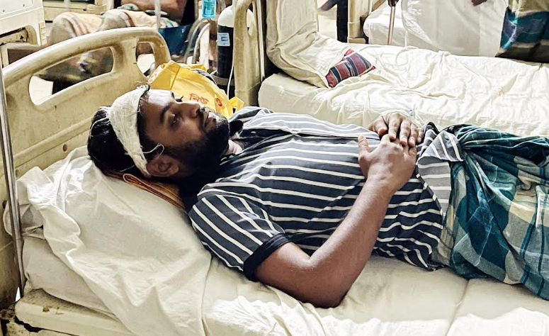 রাণীনগরে আওয়ামীলীগ নেতার পরিবারের সদস্যদের হামলায় হাসপাতালে যুবক