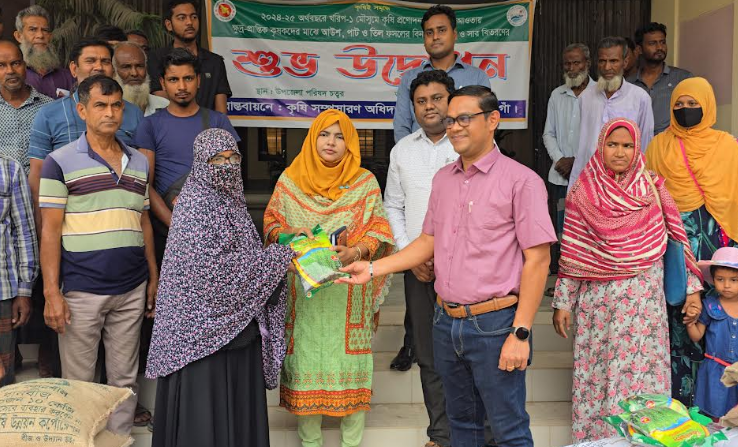 ধামইরহাটে ৩১১০ জন প্রান্তিক কৃষকের মাঝে বিনামূল্যে  ধানের বীজ ও সার বিতরণ