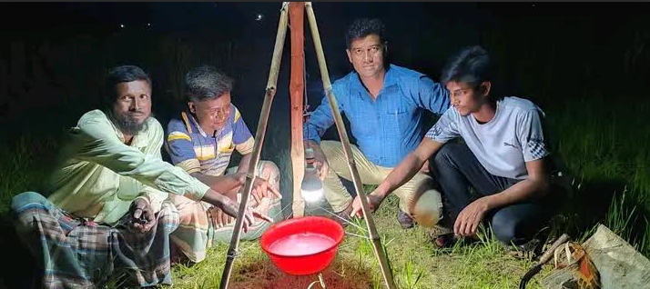 নন্দীগ্রামে কৃষকদের কাছে জনপ্রিয় হয়ে উঠছে সেক্স ফেরোমন ফাঁদ